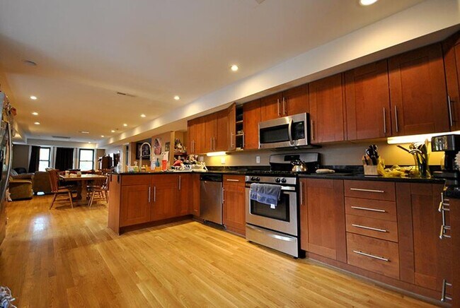 Foto del edificio - RENOVATED 5 BED/2 BATH WITH GREEN LINE ACCESS IN BRIGHTON