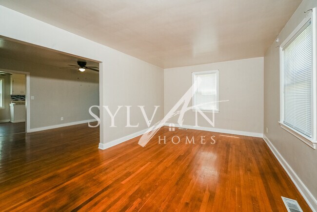 Foto del edificio - The living is easy in this 4 bedroom, 1.5 ...