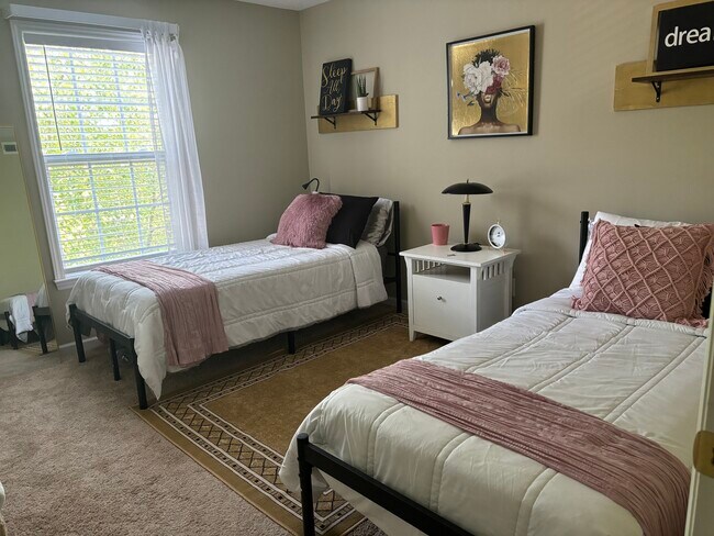 Building Photo - 524 Ivy Glen Dr