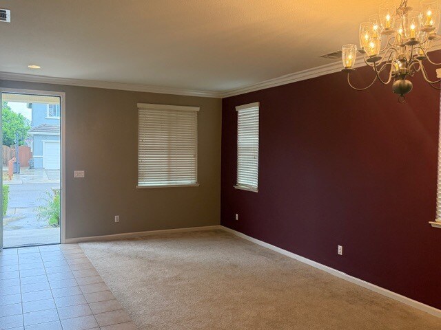 Foto del edificio - 4 bedroom 2.5 baths: formal living/dining