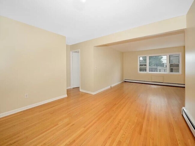 Building Photo - 138 Zabriskie St