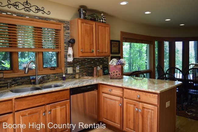 Building Photo - 4 br, 5.5 bath House - 180 Huntingdon