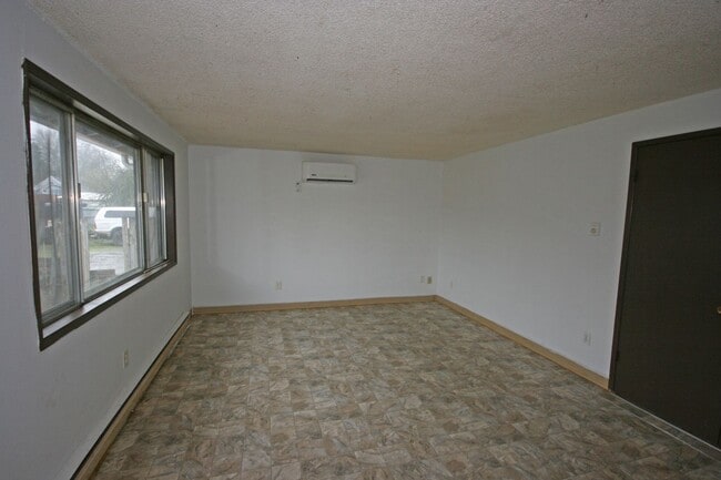Building Photo - QUER01