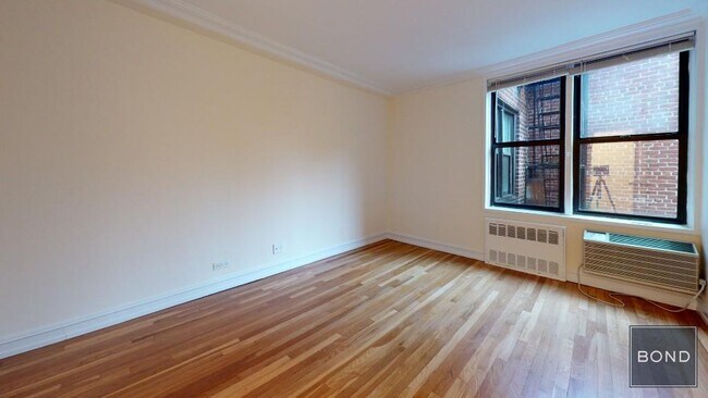 Foto del edificio - 305 W 13th St