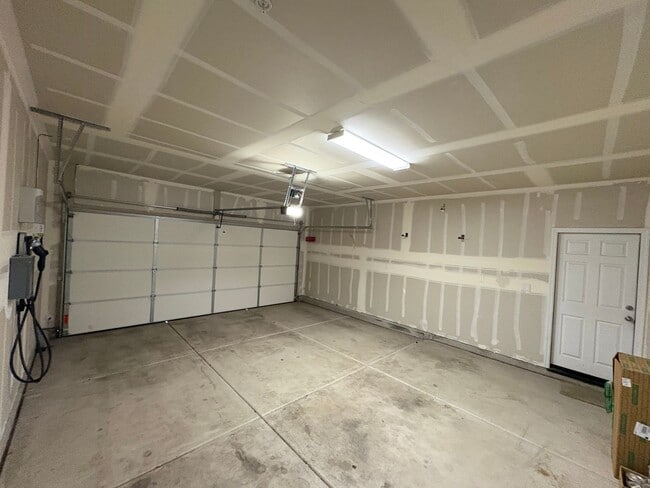 Building Photo - NW Visalia Home For Rent! Close to sports park & shopping centers!