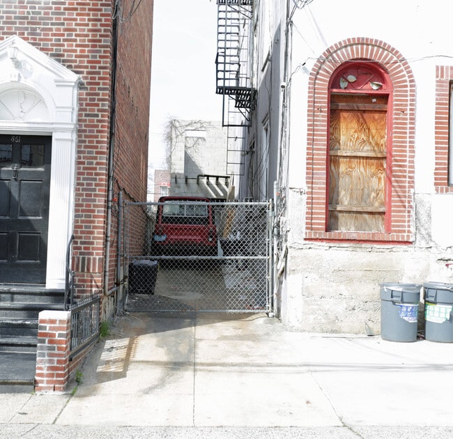 Building Photo - 865 E 217th St