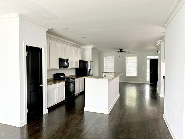 Building Photo - Beautiful 3 Bedroom 3 & 1/2 Bath Townhome