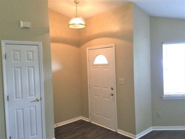 Building Photo - 647 Clydesdale Lane