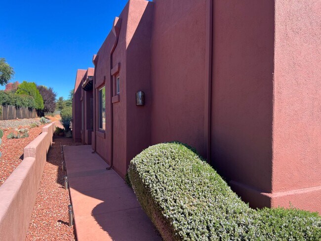 Foto del edificio - Unfurnished, 1-year long-term rental