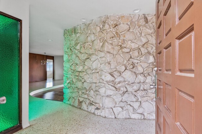 Foto del edificio - 430 Starlight Crest Dr