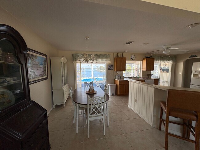 Foto del edificio - Sunsets & Serenity 2/2 Pool Home on a canal