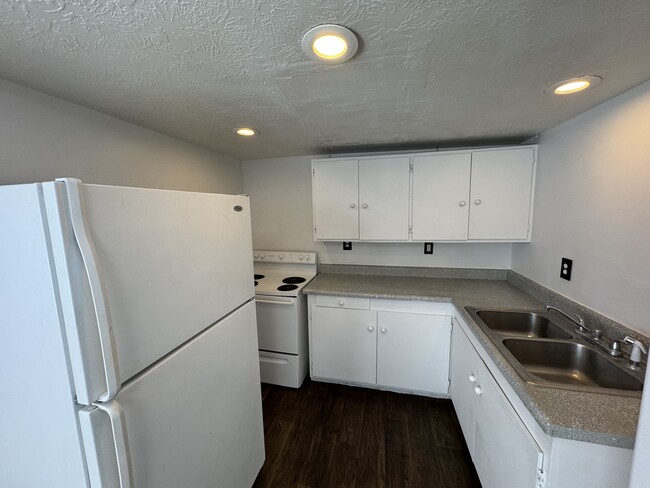 Building Photo - 260 W 1700 S