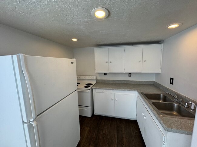 Building Photo - 260 W 1700 S