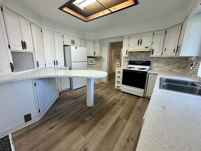 Building Photo - Large Home For Rent In Rexburg