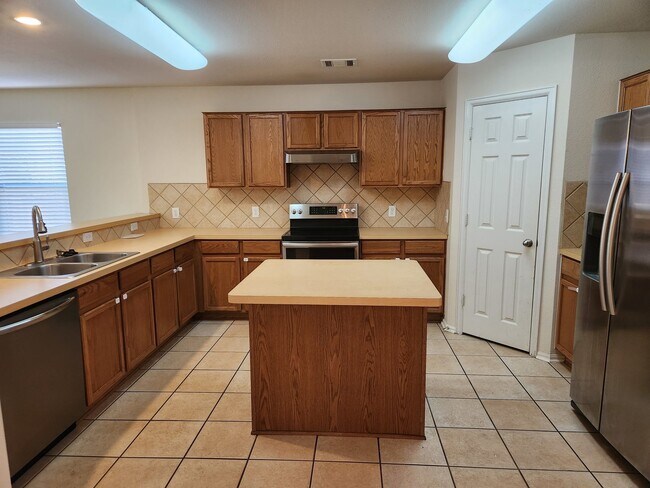 Foto del edificio - Huge 5 bedroom, just off 151/ Potranco road!