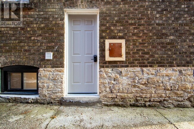 Building Photo - 33 Parkview Gardens