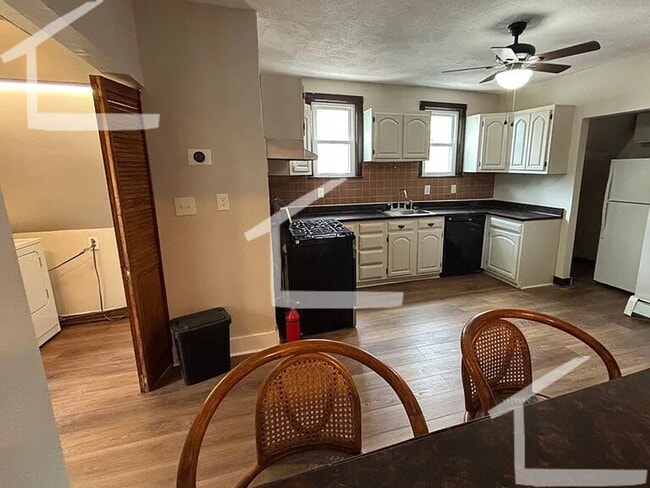 Foto del edificio - Spacious 2-Bedroom with Washer/Dryer in Unit!