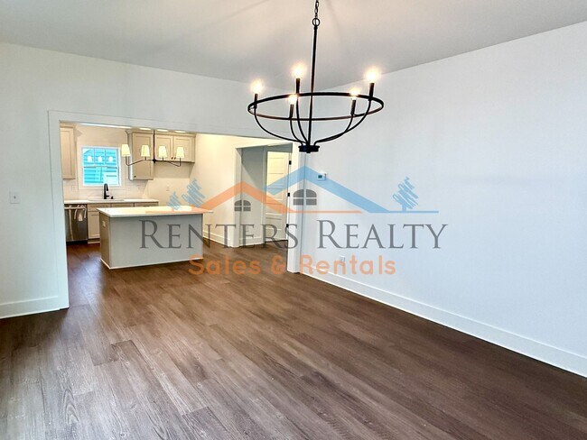 Foto del edificio - Charming Newer Construction Home with Garage & Fenced Yard