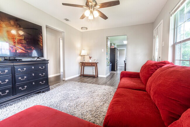 Foto del edificio - 622 Pinewood Ln