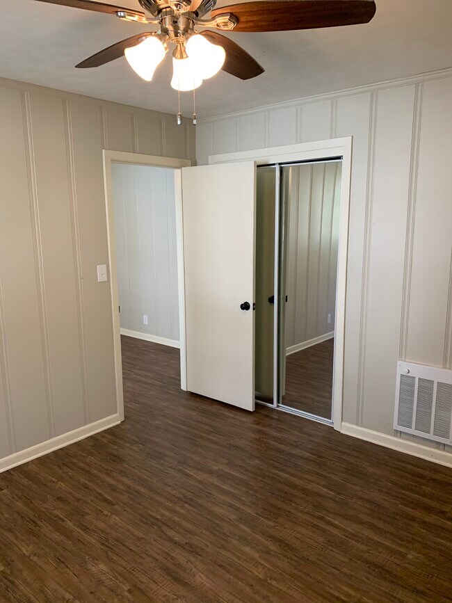 Segundo dormitorio - 1006 N 9th St