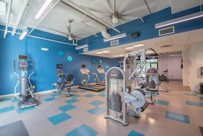 Foto del edificio - 1275 E University Dr