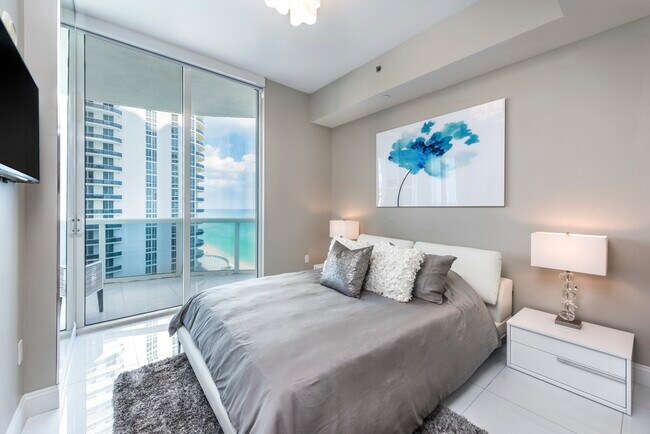 Foto del edificio - 15811 Collins Ave