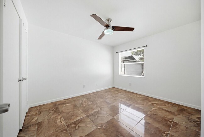 Foto del edificio - 5606 S Manhattan Ave