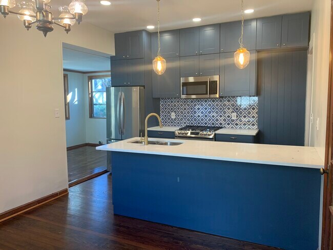 Kitchen - 1098 University Dr NE