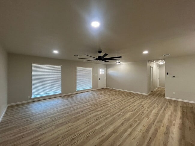 Building Photo - 9380 Schaefer Rd
