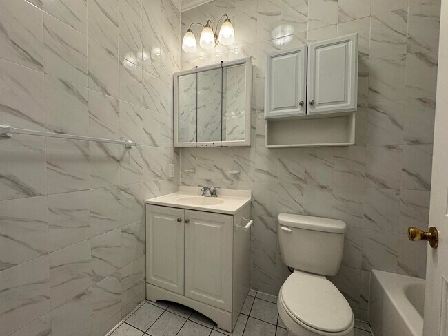 Foto del edificio - 58 Bostwick Ave
