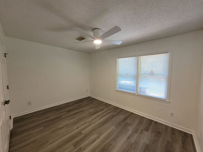 Foto del edificio - Adorable 2 Bed/1 Bath Condo - One Story - ...