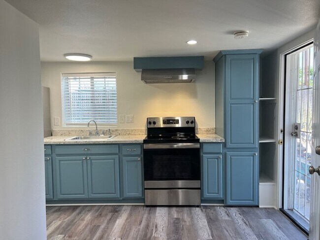 Building Photo - Oakland Studio - Remodeled & Ready