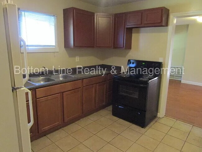Building Photo - Room in Single Family Home on Plainview Rd