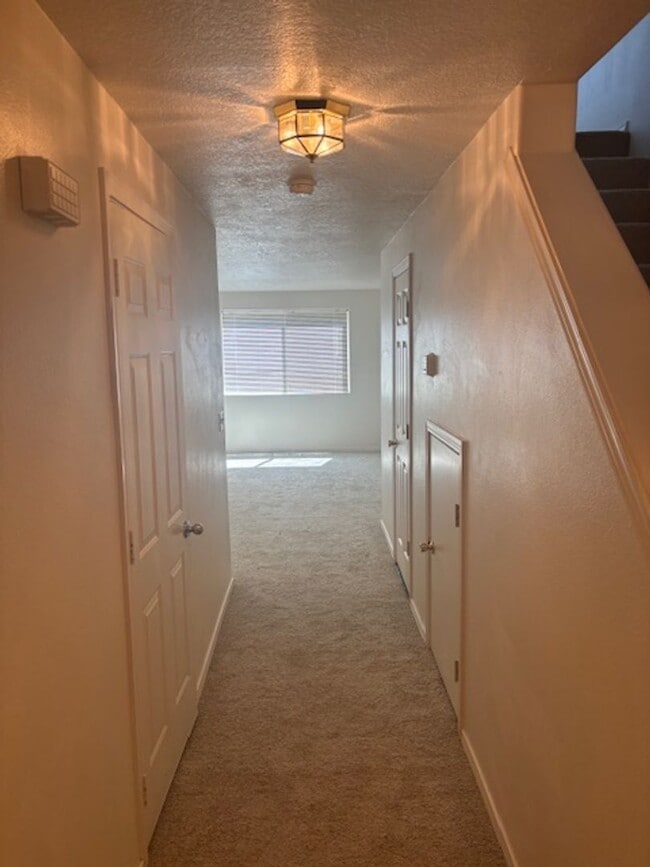 Building Photo - 4 Bed 2.5 Bath in Hillsboro