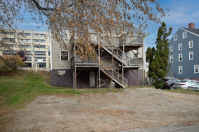 Building Photo - 711 Main St