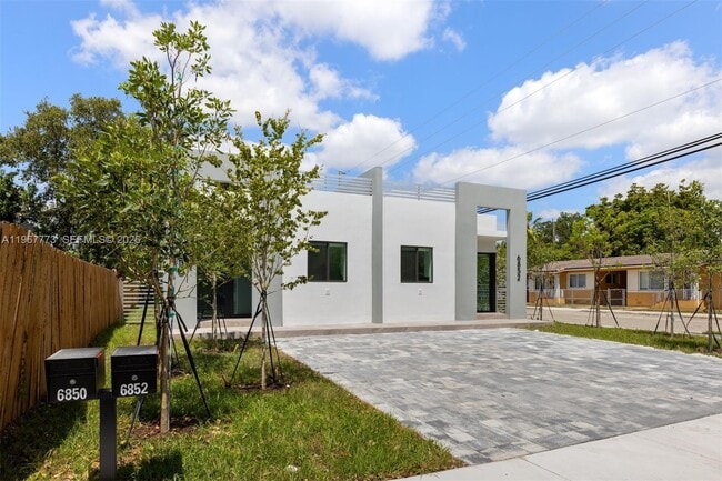 Foto del edificio - 6852 NW 4th Ave