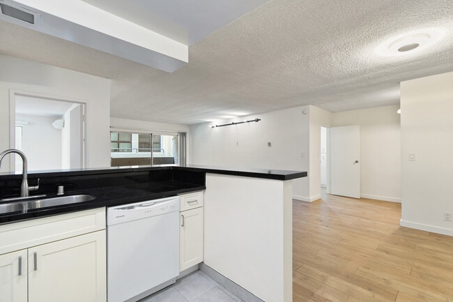 Foto del edificio - 642 N West Knoll Dr. Apartments