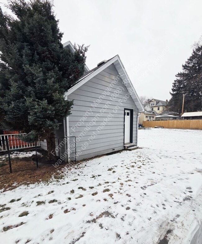 Building Photo - 323 Hughes St