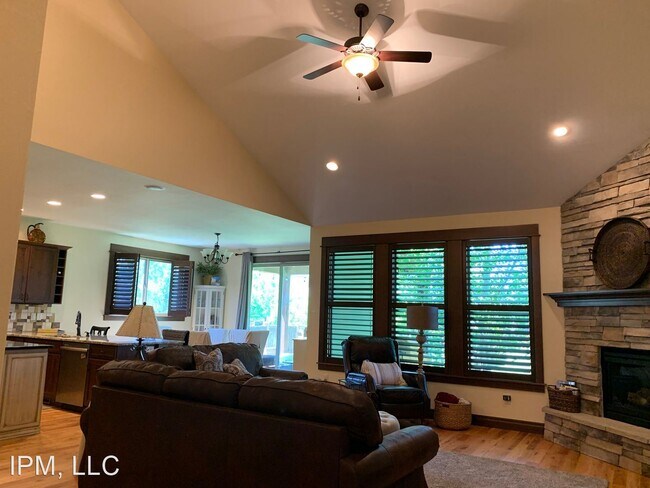 Building Photo - 5 br, 3 bath House - 3105 Madrona Lane