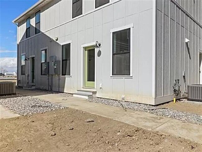 Building Photo - Exquisite Home
