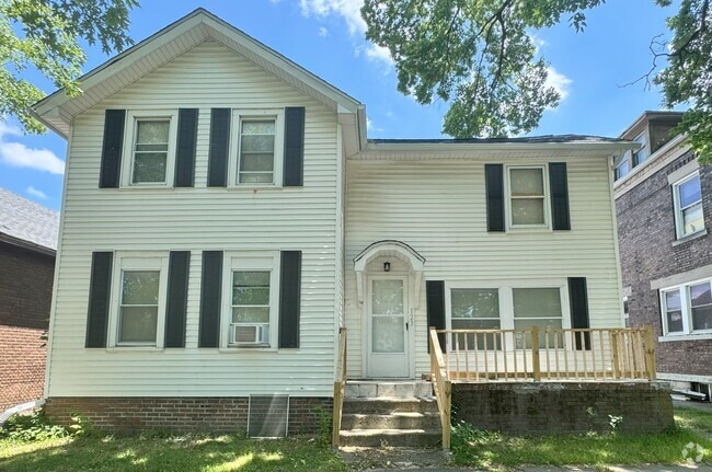 Building Photo - 123 Oak St