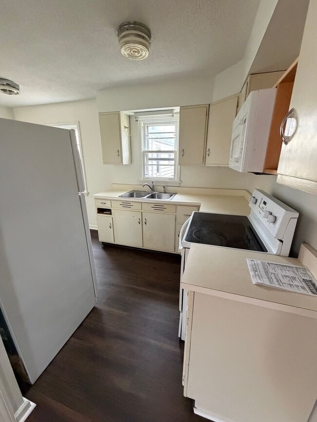 Building Photo - 3 Bedroom and 1 bath