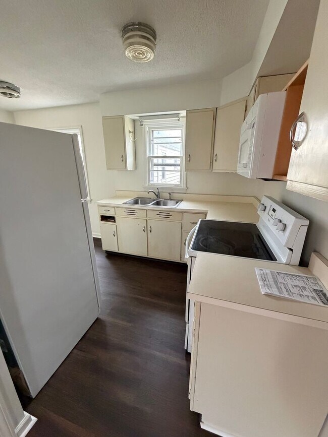 Foto del edificio - 3 Bedroom and 1 bath