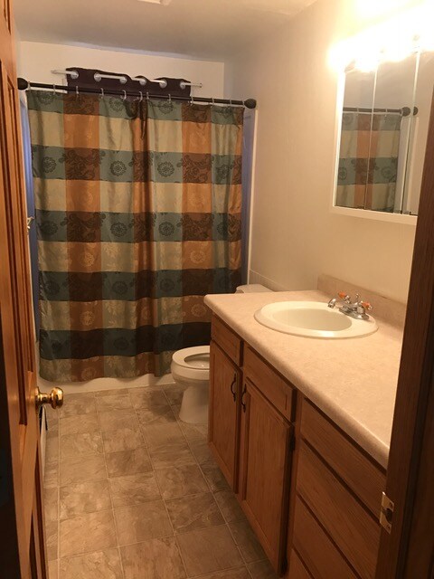 bathroom - 500 Parkway Dr