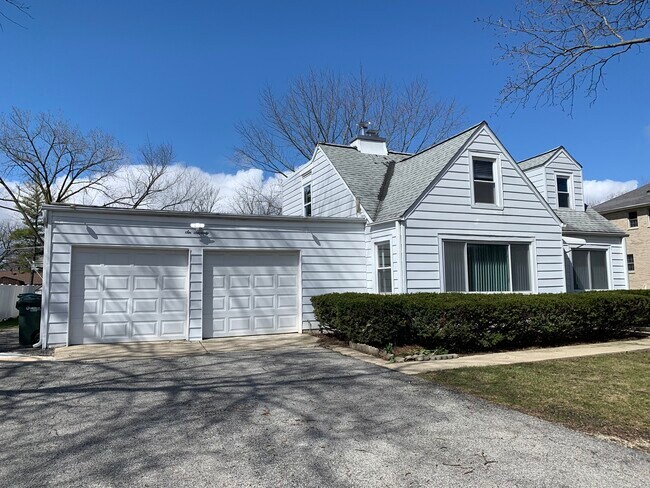 Building Photo - 670 Pfingsten Rd