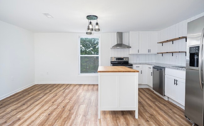 Eat in kitchen w island - 2922 Marston Rd