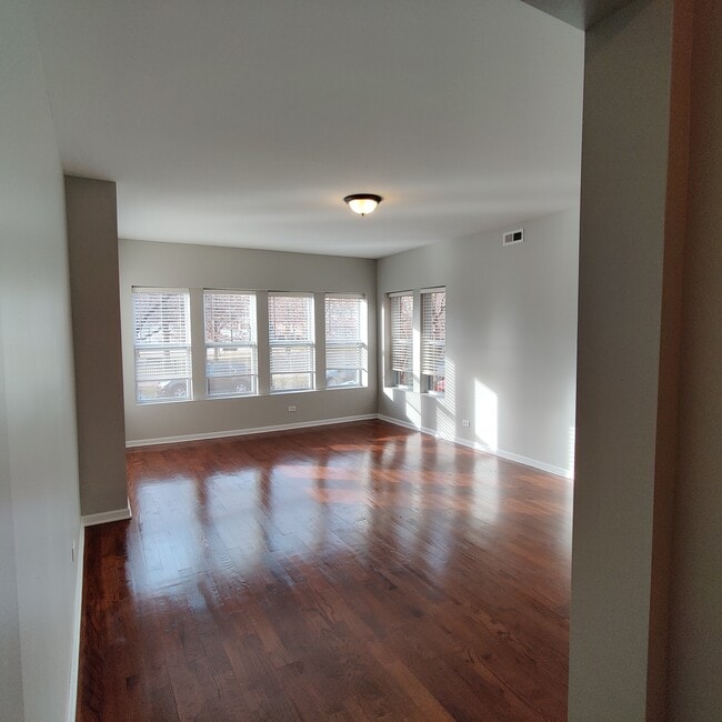 Building Photo - 4635 N Lawndale Ave