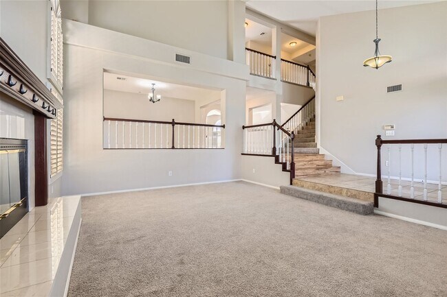 Building Photo - HUGE 5 Bedroom Home In Desert Shores with ...