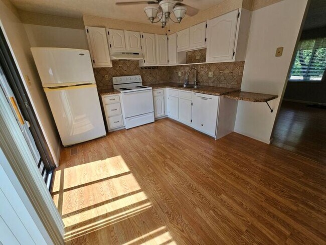 Building Photo - Perfect 2BR 1BA Townhome in Aurora (Remind...