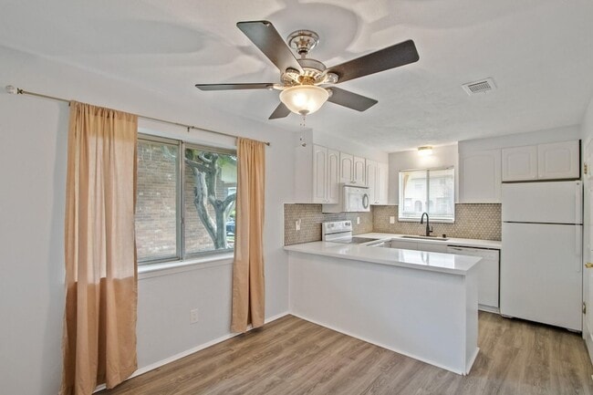 Building Photo - 1435 Silverpines Rd